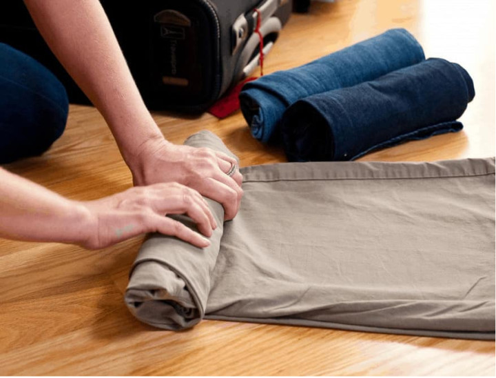 Sắp xếp quần áo đi du lịch bằng cách cuộn để tiết kiệm không gian